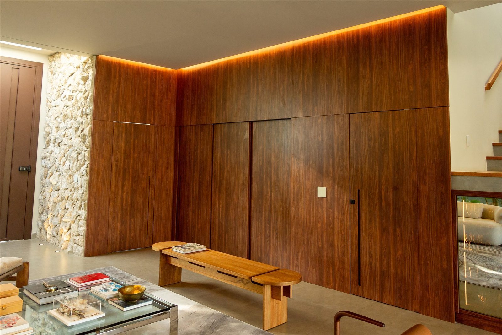 Casa Jasmim — painel ripado em madeira nobre, projeto Isabella Tambelli, Tatuí