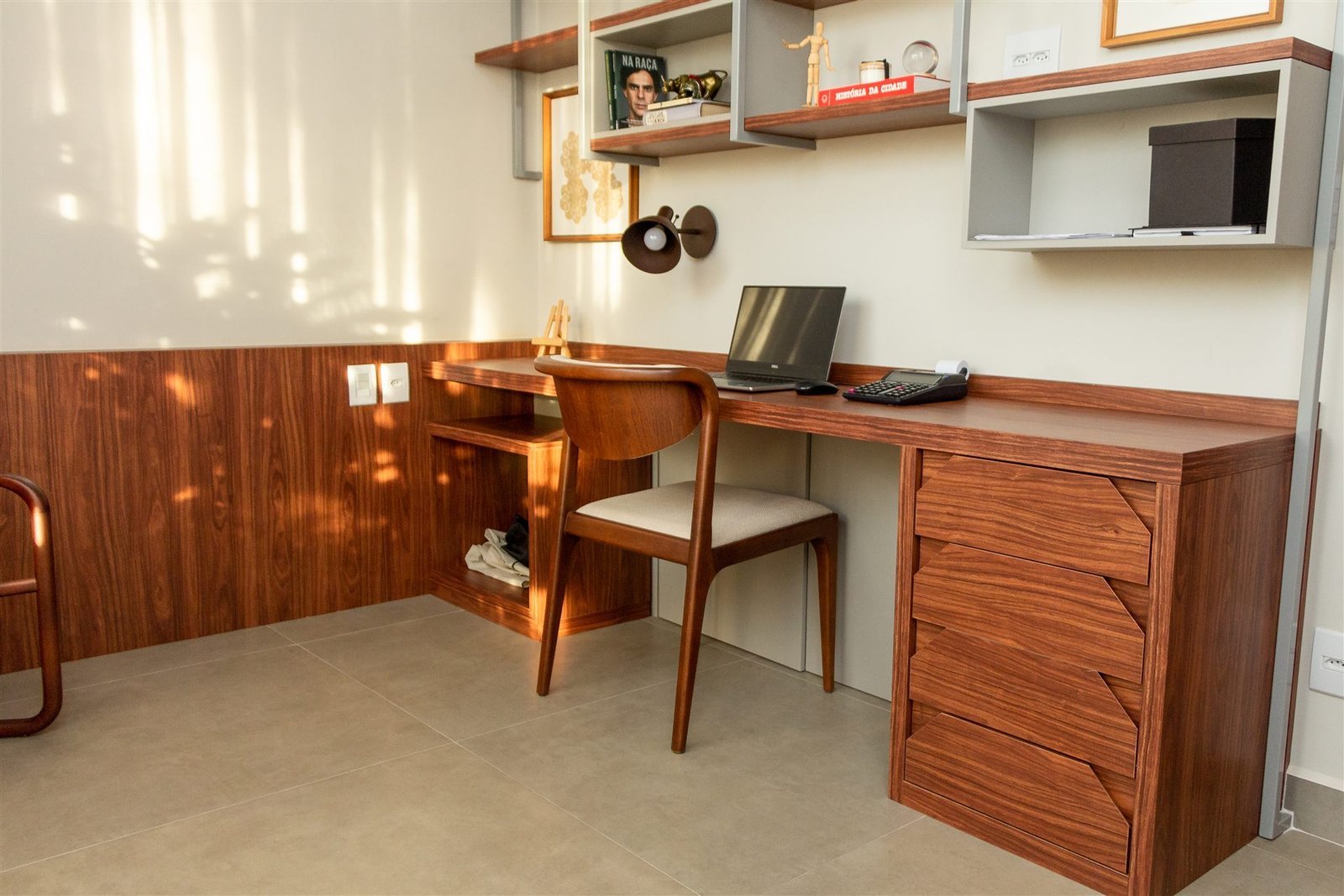 Home office planejado completo com iluminação